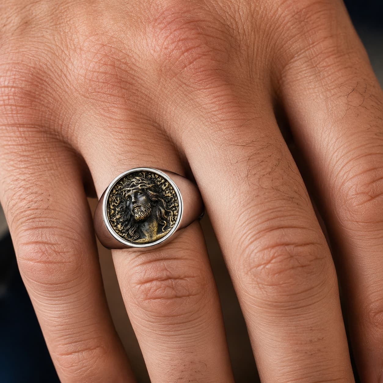 Bague Sacrée du Christ en acier inoxydable portée à la main par un homme