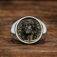 Bague Sacrée du Christ en acier inoxydable avec portrait de Jésus sur fond bois