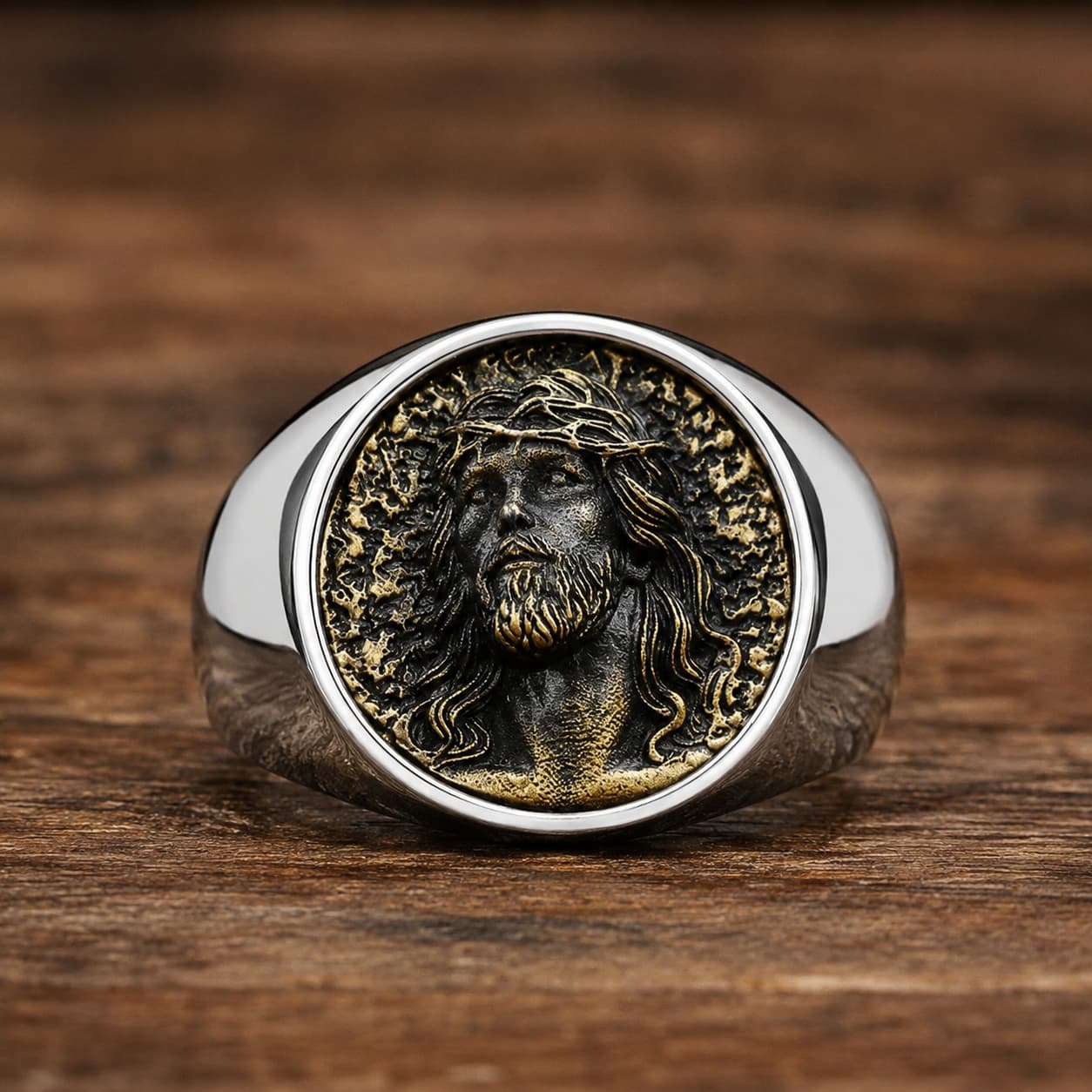 Bague Sacrée du Christ en acier inoxydable avec portrait de Jésus sur fond bois