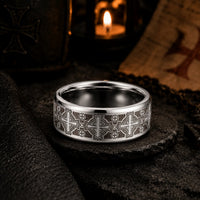 Bague Sacrée des Templiers en tungstène présentée dans une ambiance médiévale templière