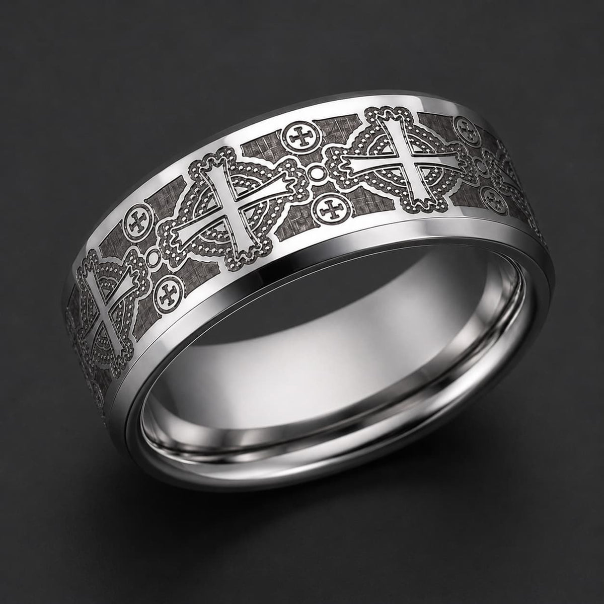 Gros plan de la Bague Sacrée des Templiers en tungstène avec motifs de croix gravées