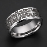 Gros plan de la Bague Sacrée des Templiers en tungstène avec motifs de croix gravées