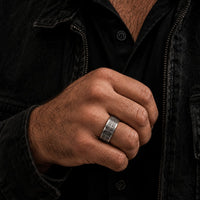 Bague Sacrée des Templiers en tungstène portée à la main par un homme
