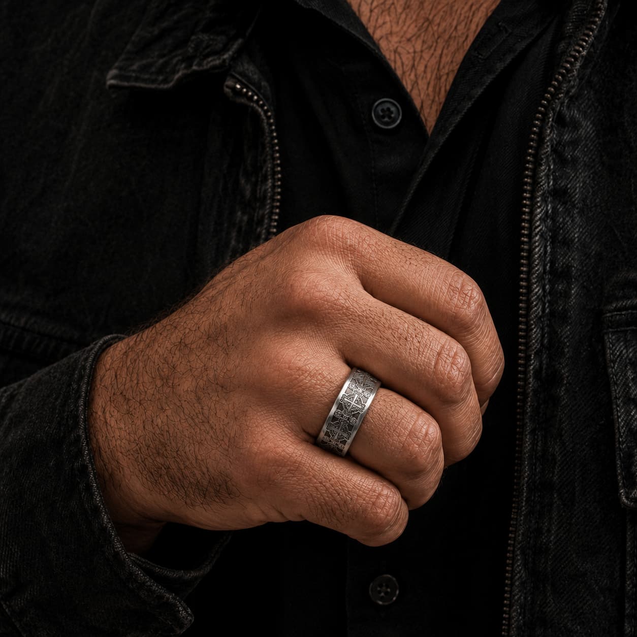 Bague Sacrée des Templiers en tungstène portée à la main par un homme