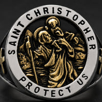 Gros plan de la Bague Saint Christophe en acier inoxydable avec saint doré et inscription protectrice