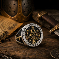 Bague Saint Christophe en acier inoxydable dans une mise en scène templière avec épée et parchemin
