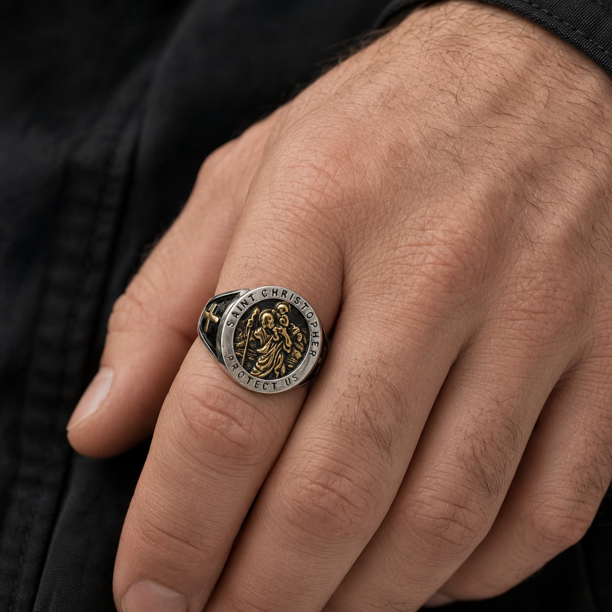Bague Saint Christophe en acier inoxydable portée à la main avec médaillon protecteur argenté et doré