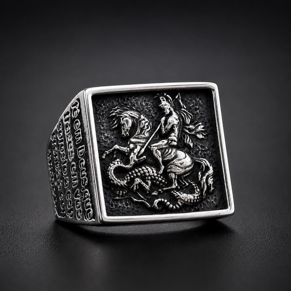 Bague Saint Georges le Victorieux en acier inoxydable avec cavalier terrassant le dragon sur fond anthracite
