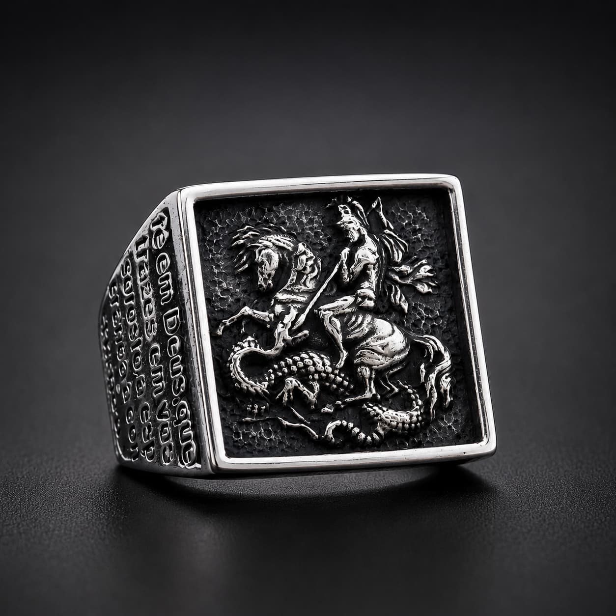 Bague Saint Georges le Victorieux en acier inoxydable avec cavalier terrassant le dragon sur fond anthracite