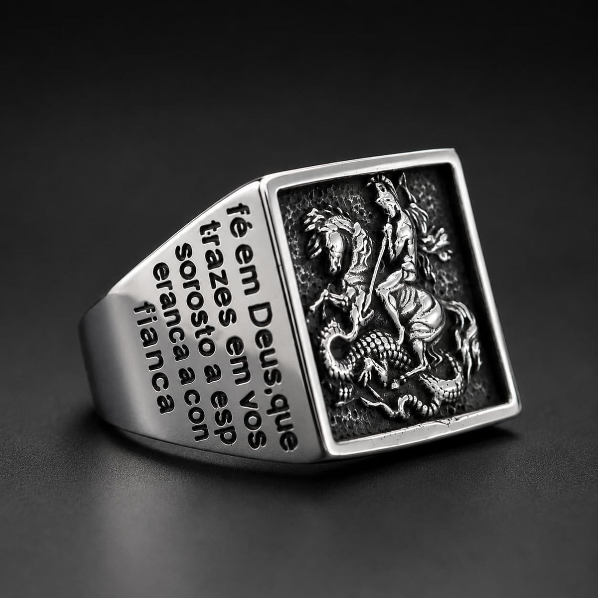 Bague Saint Georges le Victorieux en acier inoxydable avec cavalier et dragon vue de côté