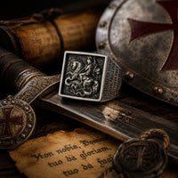 Bague Saint Georges le Victorieux en acier inoxydable présentée dans un décor médiéval