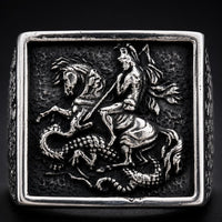 Bague Saint Georges le Victorieux en acier inoxydable en gros plan avec cavalier terrassant le dragon