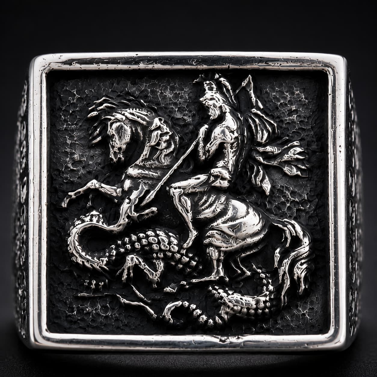 Bague Saint Georges le Victorieux en acier inoxydable en gros plan avec cavalier terrassant le dragon