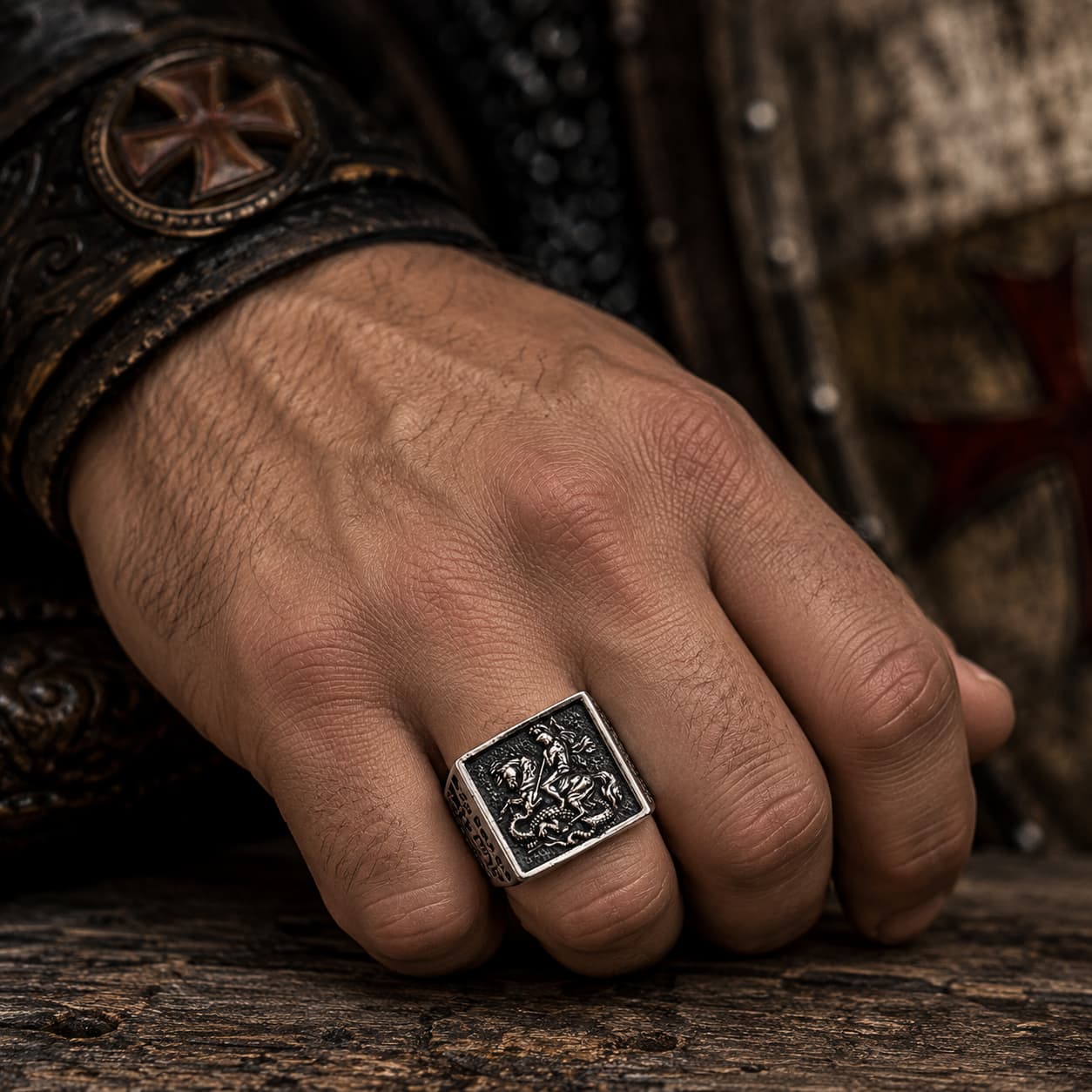 Bague Saint Georges le Victorieux en acier inoxydable portée à la main par un homme