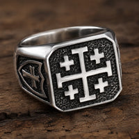 Bague du Saint-Sépulcre en acier inoxydable avec croix de Jérusalem vue en angle