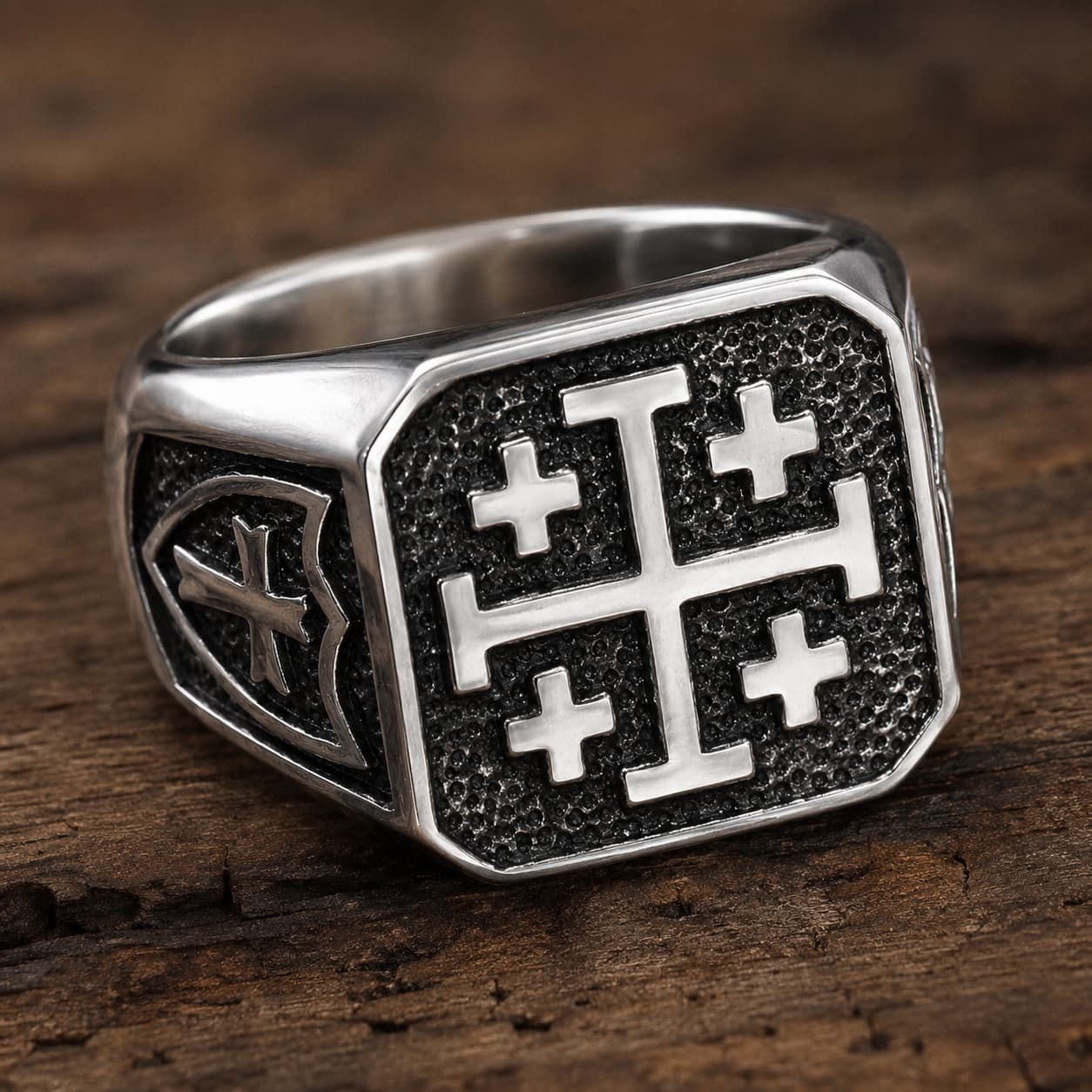 Bague du Saint-Sépulcre en acier inoxydable avec croix de Jérusalem vue en angle