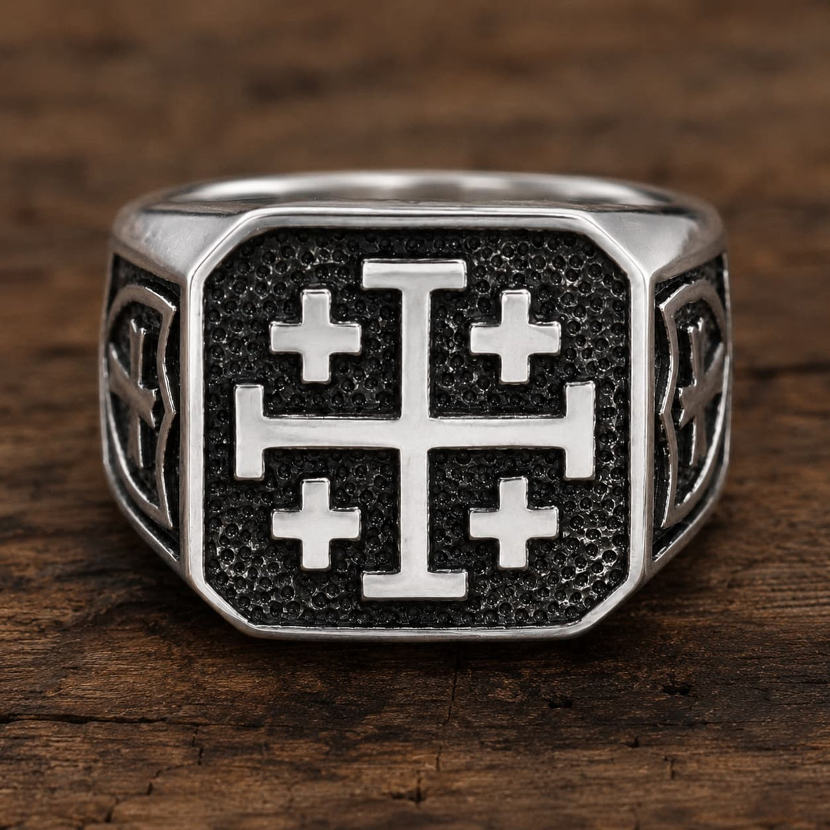 Bague du Saint-Sépulcre en acier inoxydable avec croix de Jérusalem vue de face