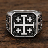 Bague du Saint-Sépulcre en acier inoxydable avec croix de Jérusalem vue de face