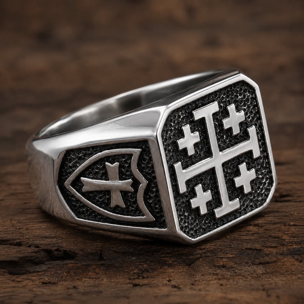 Bague du Saint-Sépulcre en acier inoxydable avec croix de Jérusalem vue latérale