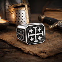 Bague du Saint-Sépulcre en acier inoxydable avec croix de Jérusalem dans un décor médiéval