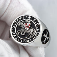 Bague du Sceau des Grands Maîtres en argent 925 sterling en gros plan avec sceau templier gravé
