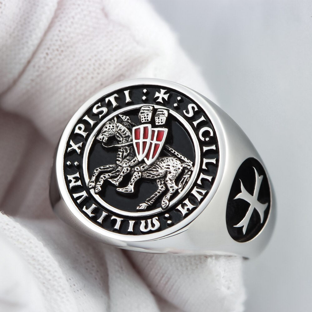 Bague du Sceau des Grands Maîtres en argent 925 sterling en gros plan avec sceau templier gravé