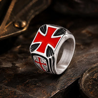 Bague du Serment Templier en acier inoxydable avec croix rouge dans une ambiance médiévale