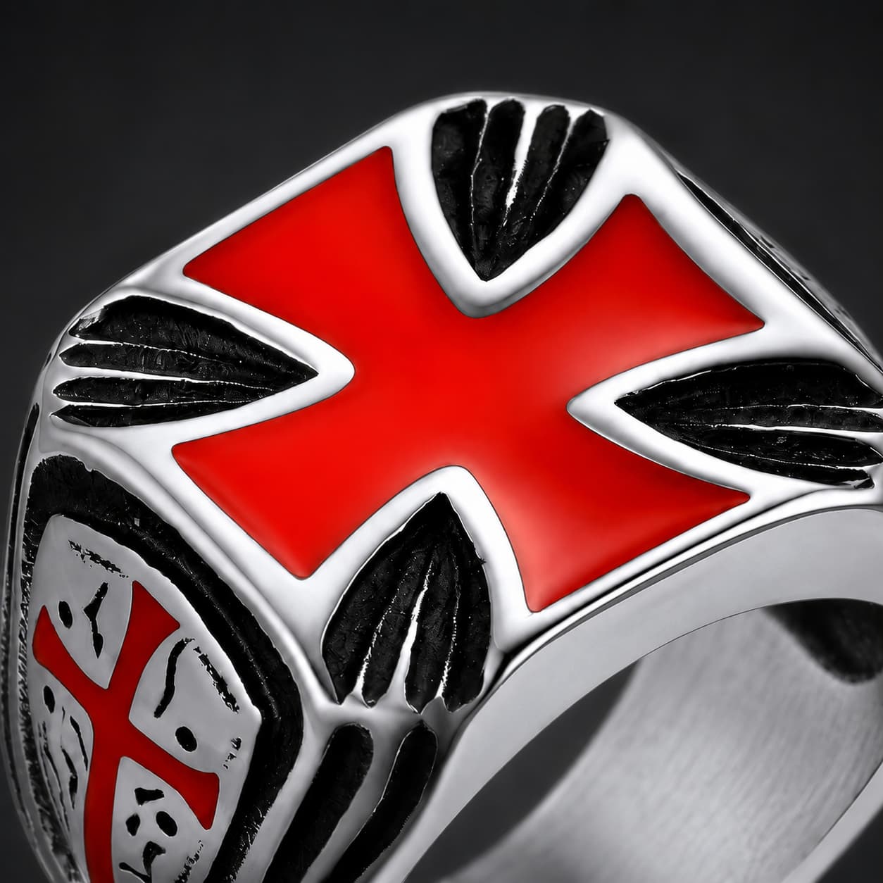 Gros plan de la Bague du Serment Templier en acier inoxydable avec croix rouge émaillée
