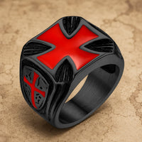 Bague du Serment Templier en acier inoxydable noire avec croix rouge sur fond parchemin