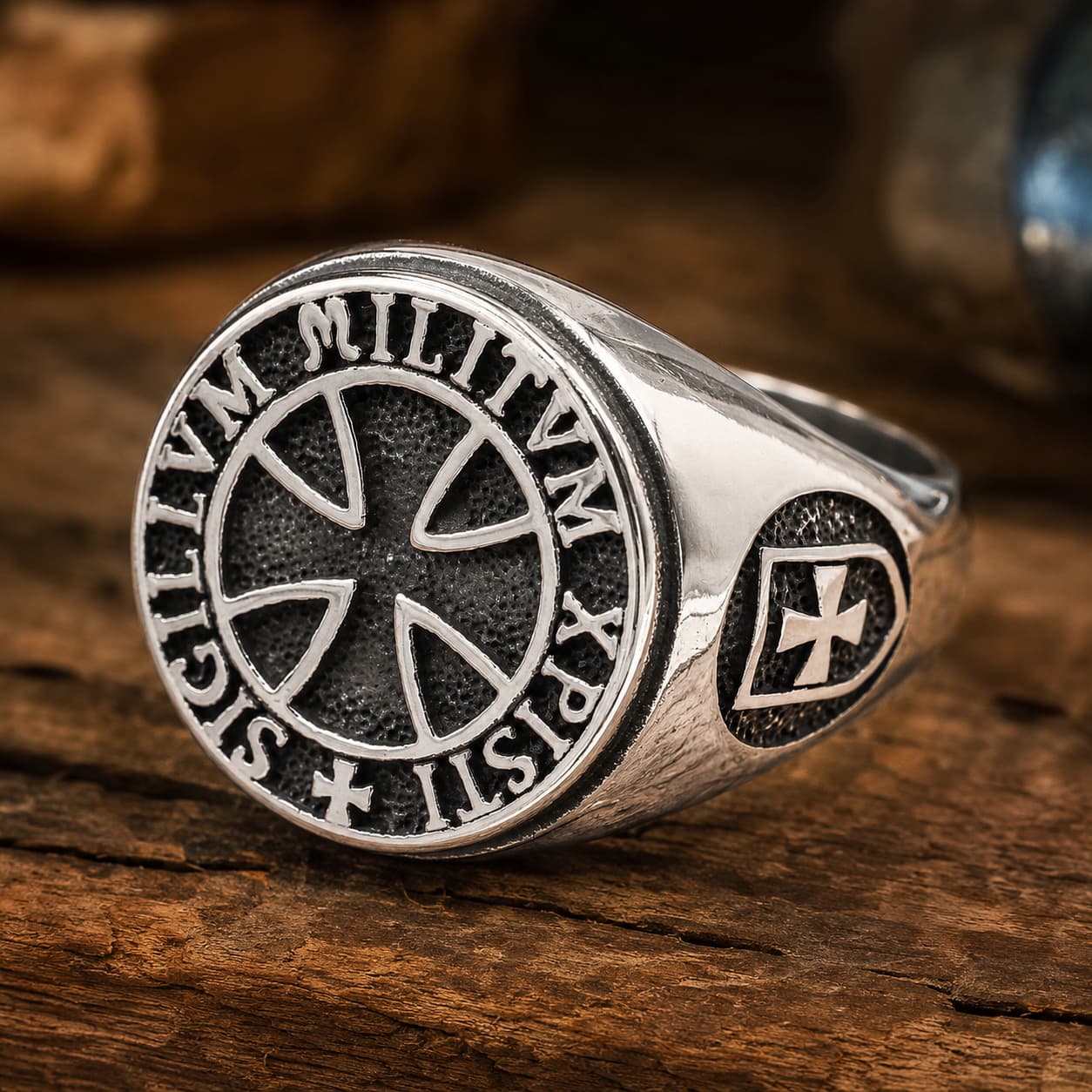 Bague Sigillum Militum Xpisti en acier inoxydable argenté posée sur bois médiéval