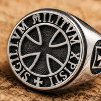 Bague Sigillum Militum Xpisti en acier inoxydable avec gros plan sur le sceau templier