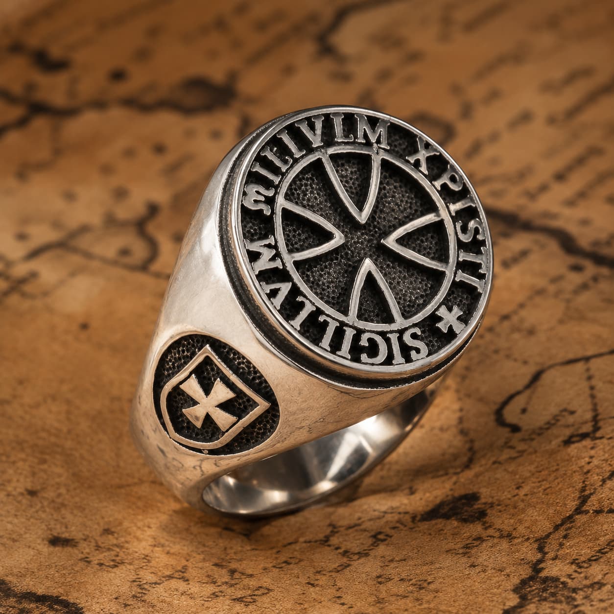 Bague Sigillum Militum Xpisti en acier inoxydable argenté présentée sur parchemin ancien