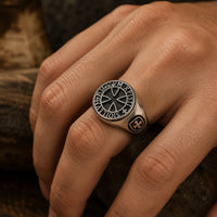 Bague Sigillum Militum Xpisti en acier inoxydable portée à la main par un homme