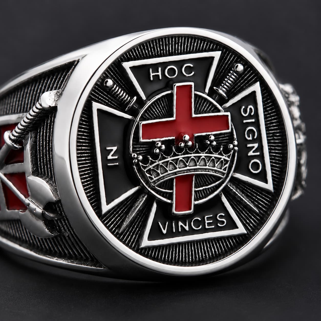 Gros plan de la Bague de la Victoire Templière en Argent 925 Sterling avec emblème croix rouge et couronne