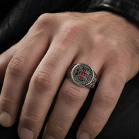 Bague de la Victoire Templière en Argent 925 Sterling portée à la main avec croix rouge templière