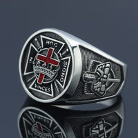 Bague de la Victoire Templière en Argent 925 Sterling vue de biais avec croix rouge et épée gravée