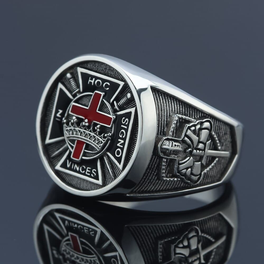 Bague de la Victoire Templière en Argent 925 Sterling vue de biais avec croix rouge et épée gravée