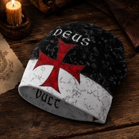 Bonnet Deus Vult en polyester et coton présenté sur bois ancien avec bougie dans une ambiance médiévale.