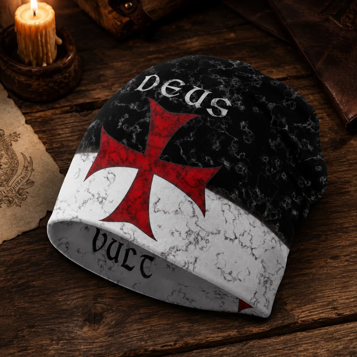 Bonnet Deus Vult en polyester et coton présenté sur bois ancien avec bougie dans une ambiance médiévale.