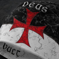 Gros plan du Bonnet Deus Vult en polyester et coton montrant la croix rouge, le motif marbré et la texture du tissu.