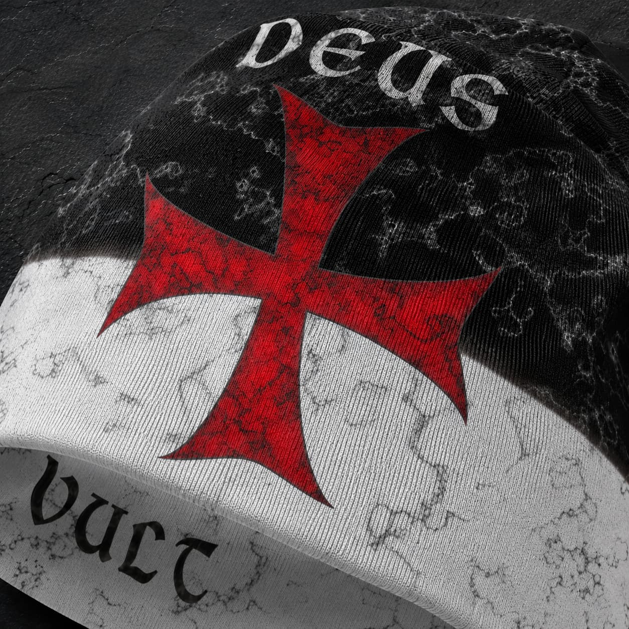 Gros plan du Bonnet Deus Vult en polyester et coton montrant la croix rouge, le motif marbré et la texture du tissu.