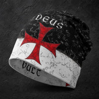 Bonnet Deus Vult en polyester et coton avec croix rouge templière sur ardoise sombre.