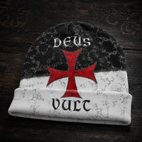 Bonnet Deus Vult en polyester et coton présenté de face avec croix rouge et inscription sur bois ancien.