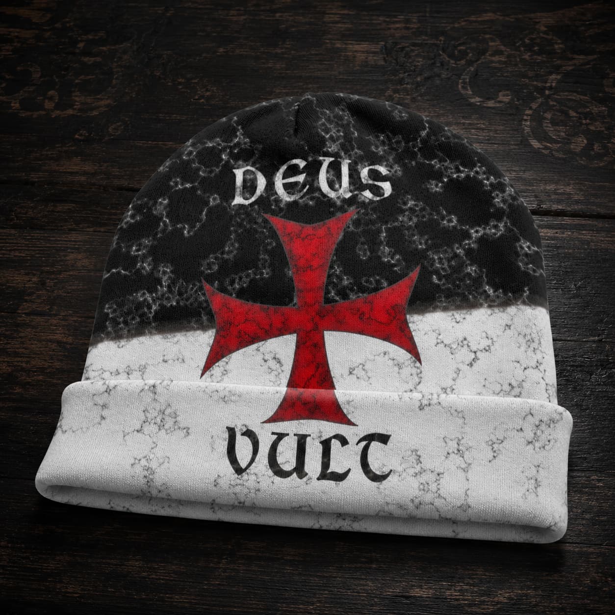 Bonnet Deus Vult en polyester et coton présenté de face avec croix rouge et inscription sur bois ancien.