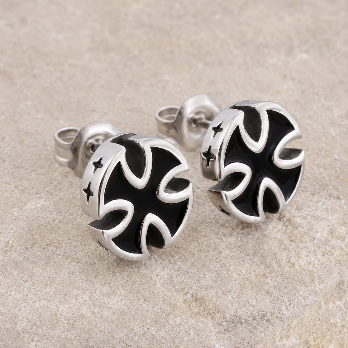 Boucles d’Oreilles Croix du Fief en acier inoxydable vues en angle avec tiges et motif croix sur pierre claire.