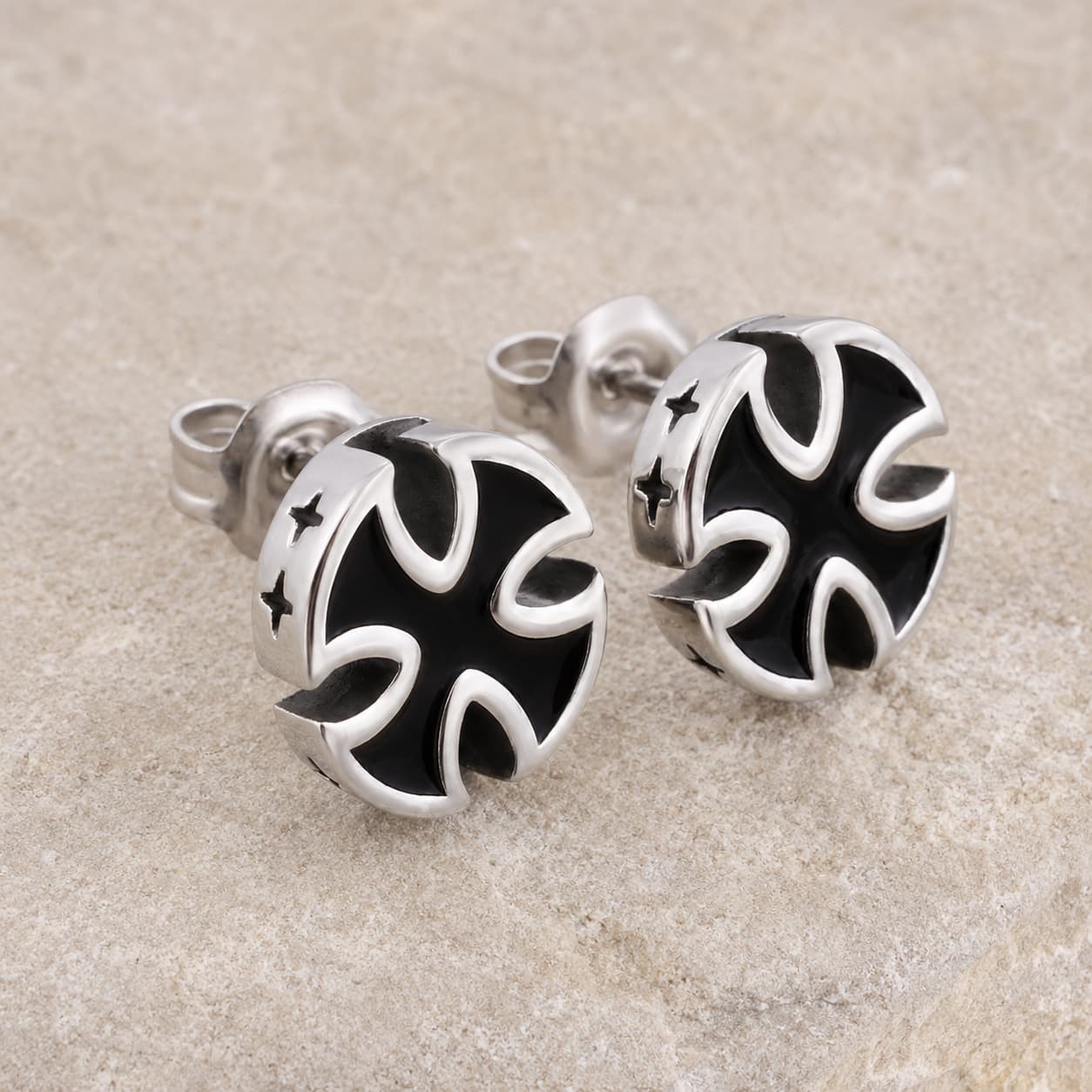 Boucles d’Oreilles Croix du Fief en acier inoxydable vues en angle avec tiges et motif croix sur pierre claire.