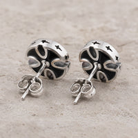 Vue arrière des Boucles d’Oreilles Croix du Fief en acier inoxydable avec tiges et fermoirs papillon.