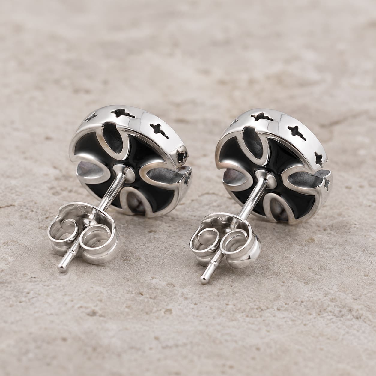 Vue arrière des Boucles d’Oreilles Croix du Fief en acier inoxydable avec tiges et fermoirs papillon.