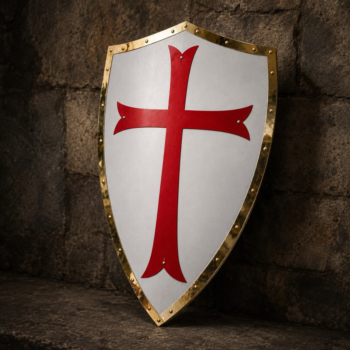 Bouclier templier décoratif avec croix rouge et contour en laiton vue de côté