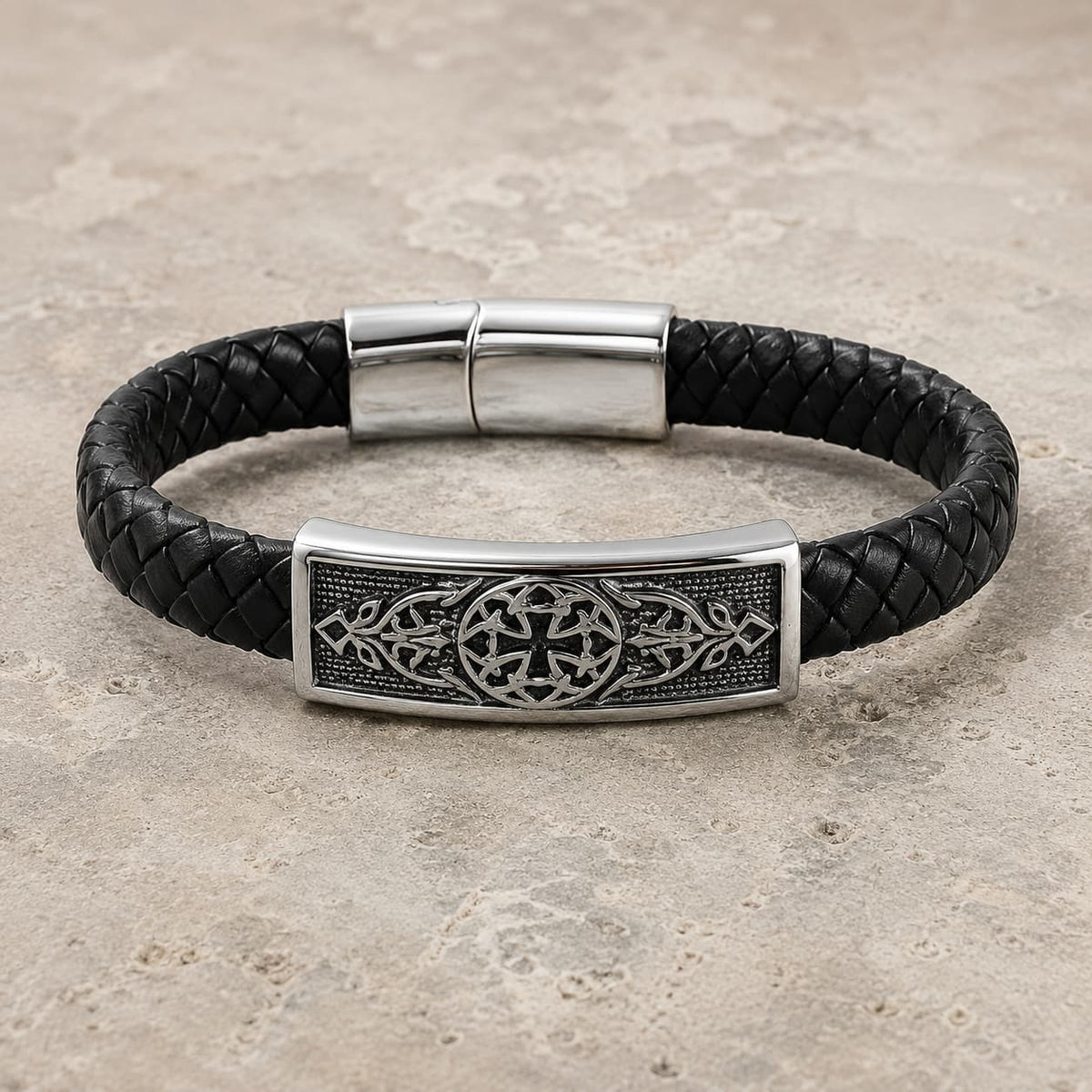 Bracelet de l’Apogée du Temple en cuir tressé noir et acier inoxydable premium sur pierre médiévale claire